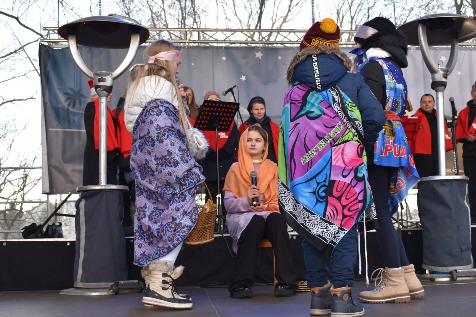 Zdjęcie w galerii na portalu naszraciborz.pl: Jarmark zamkowy. Dzieci na scenie i świąteczne wynalazki wiadomości z regionu