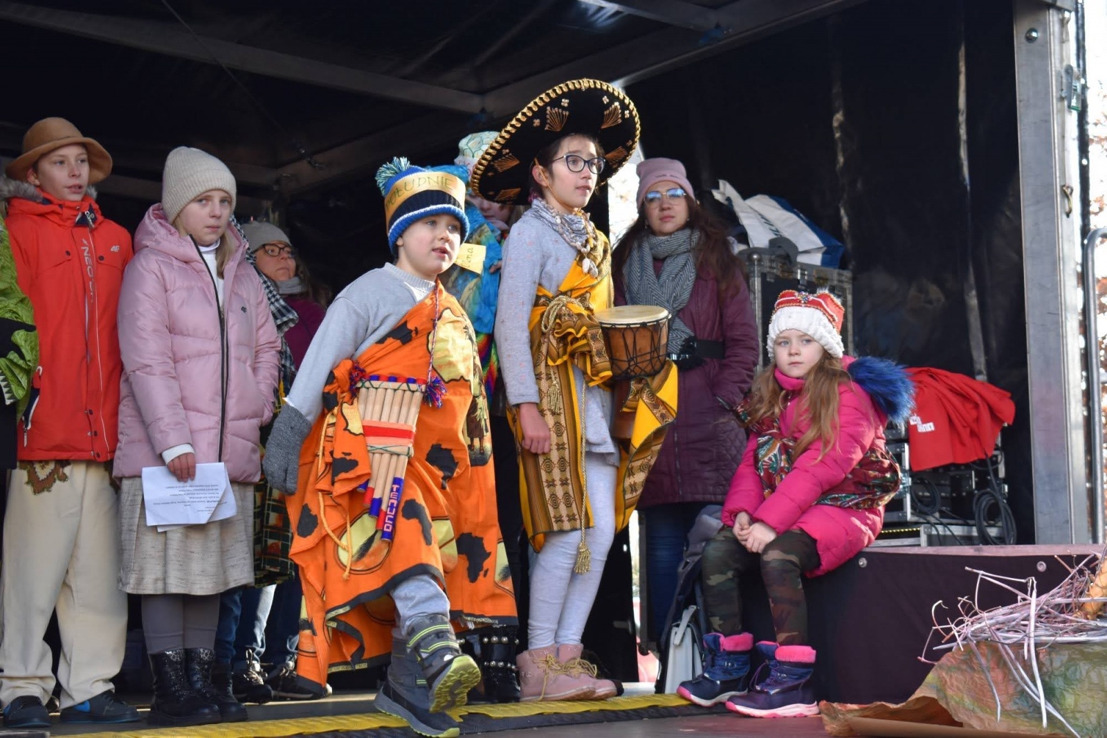 Zdjęcie w galerii na portalu naszraciborz.pl: Jarmark zamkowy. Dzieci na scenie i świąteczne wynalazki wiadomości z regionu