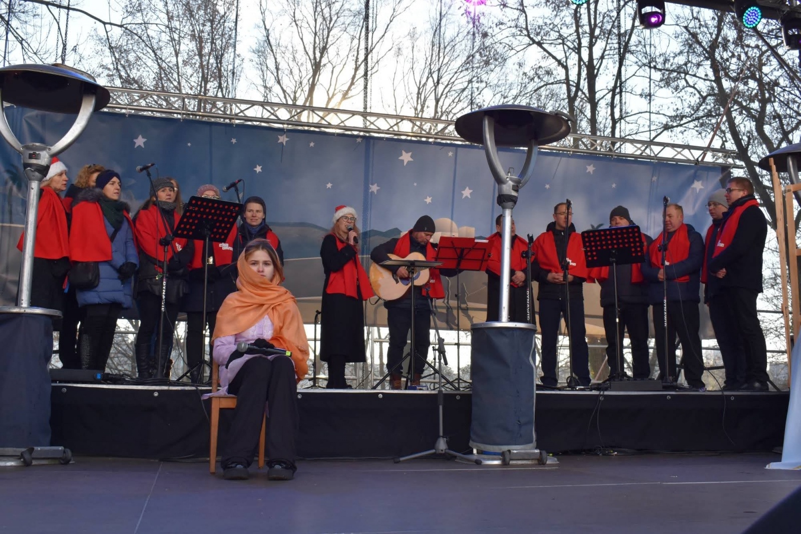 Zdjęcie w galerii na portalu naszraciborz.pl: Jarmark zamkowy. Dzieci na scenie i świąteczne wynalazki wiadomości z regionu