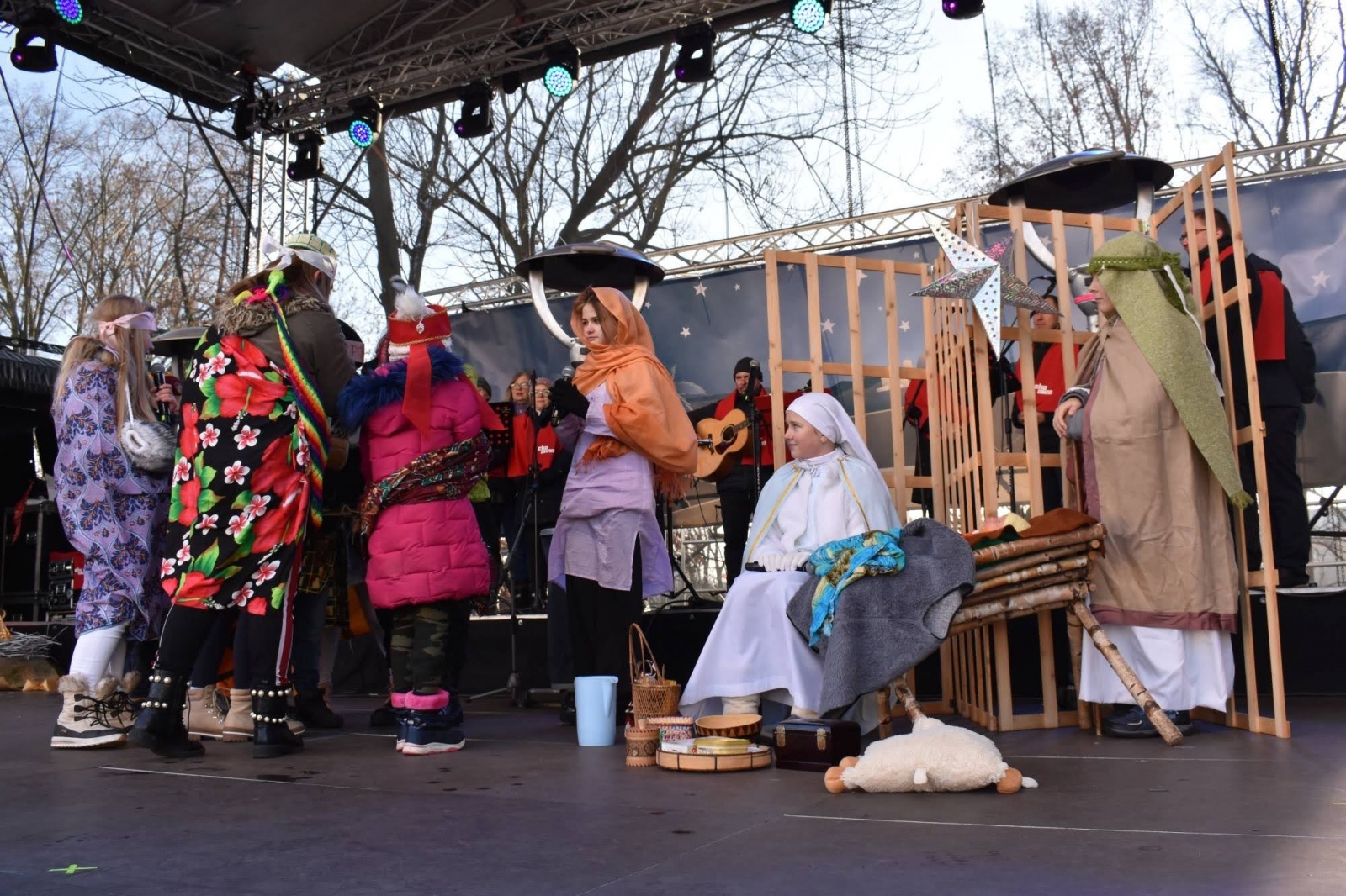 Zdjęcie w galerii na portalu naszraciborz.pl: Jarmark zamkowy. Dzieci na scenie i świąteczne wynalazki wiadomości z regionu