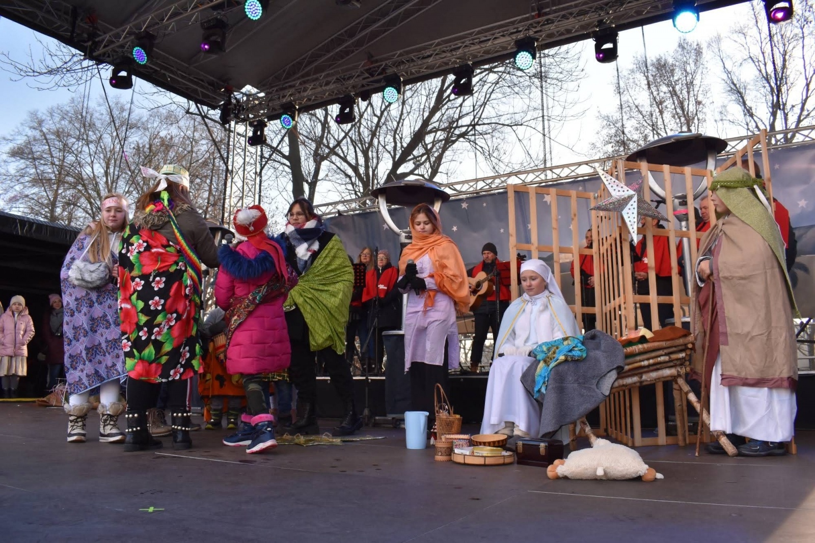 Zdjęcie w galerii na portalu naszraciborz.pl: Jarmark zamkowy. Dzieci na scenie i świąteczne wynalazki wiadomości z regionu