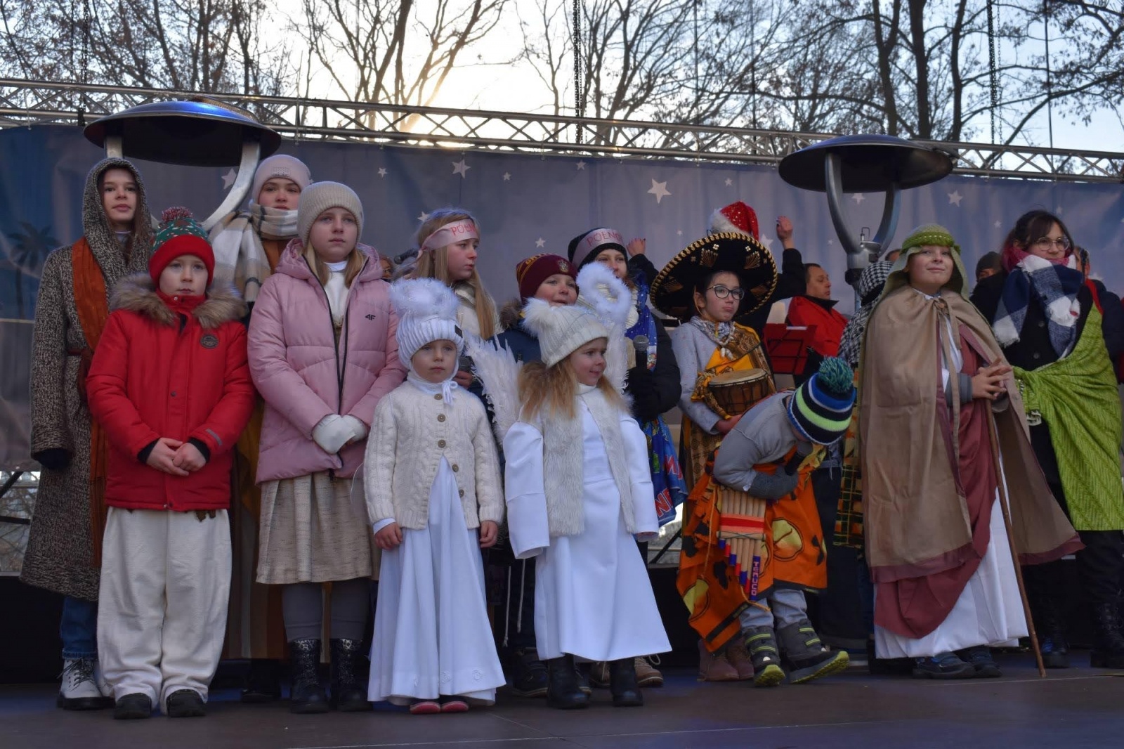 Zdjęcie w galerii na portalu naszraciborz.pl: Jarmark zamkowy. Dzieci na scenie i świąteczne wynalazki wiadomości z regionu