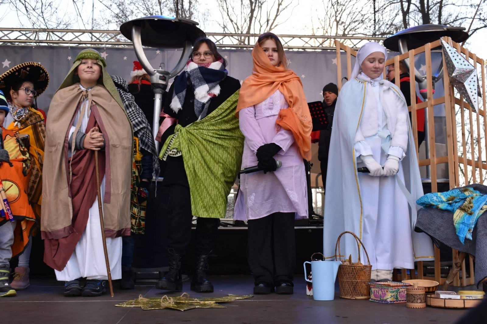 Zdjęcie w galerii na portalu naszraciborz.pl: Jarmark zamkowy. Dzieci na scenie i świąteczne wynalazki wiadomości z regionu