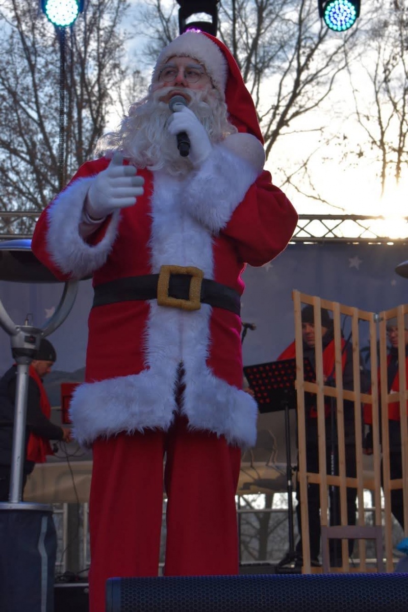 Zdjęcie w galerii na portalu naszraciborz.pl: Jarmark zamkowy. Dzieci na scenie i świąteczne wynalazki wiadomości z regionu
