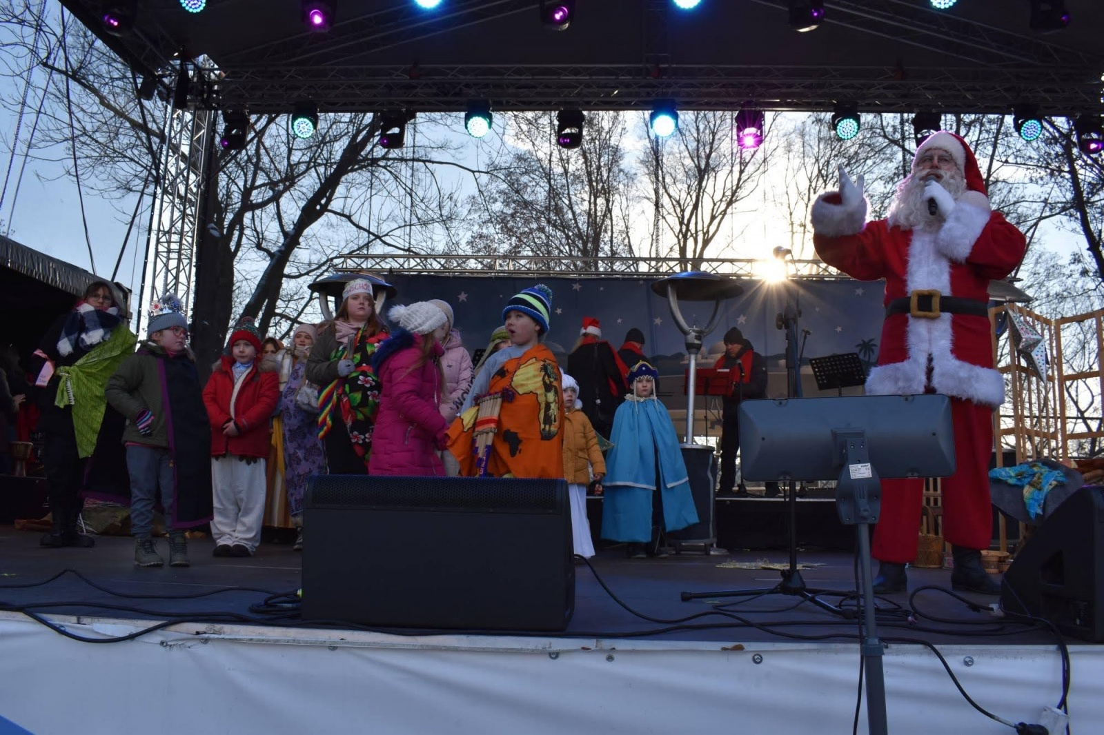 Zdjęcie w galerii na portalu naszraciborz.pl: Jarmark zamkowy. Dzieci na scenie i świąteczne wynalazki wiadomości z regionu