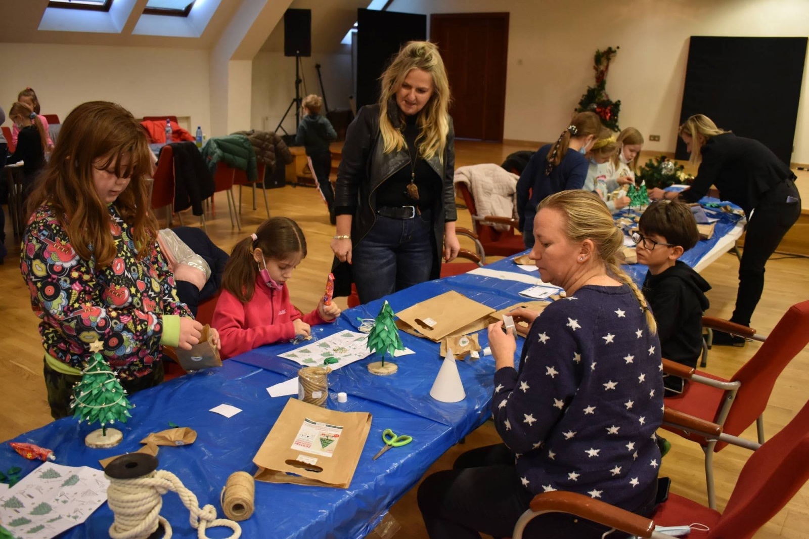 Zdjęcie w galerii na portalu naszraciborz.pl: Jarmark zamkowy. Dzieci na scenie i świąteczne wynalazki wiadomości z regionu