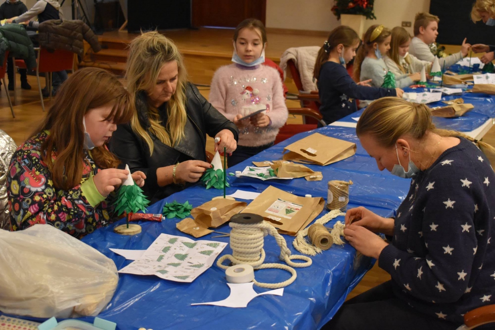 Zdjęcie w galerii na portalu naszraciborz.pl: Jarmark zamkowy. Dzieci na scenie i świąteczne wynalazki wiadomości z regionu