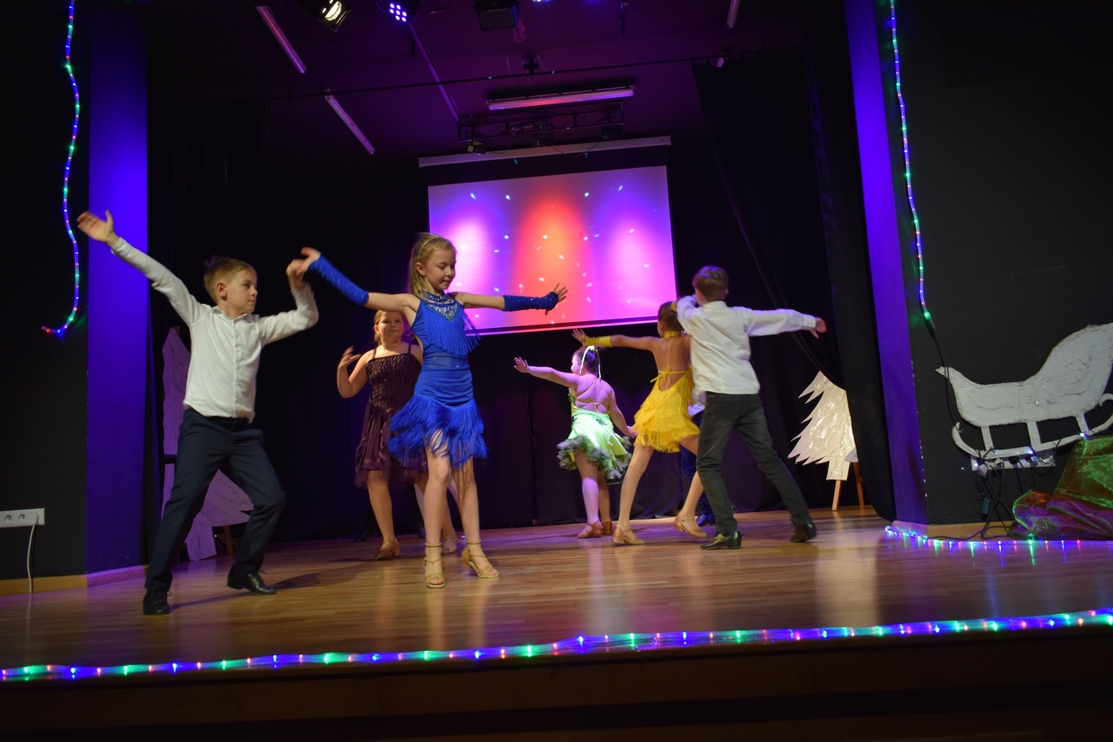 Zdjęcie w galerii na portalu naszraciborz.pl: Mikołajkowe pokazy taneczne w MDK wiadomości z regionu