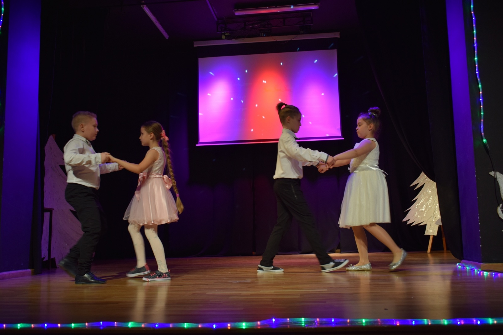 Zdjęcie w galerii na portalu naszraciborz.pl: Mikołajkowe pokazy taneczne w MDK wiadomości z regionu