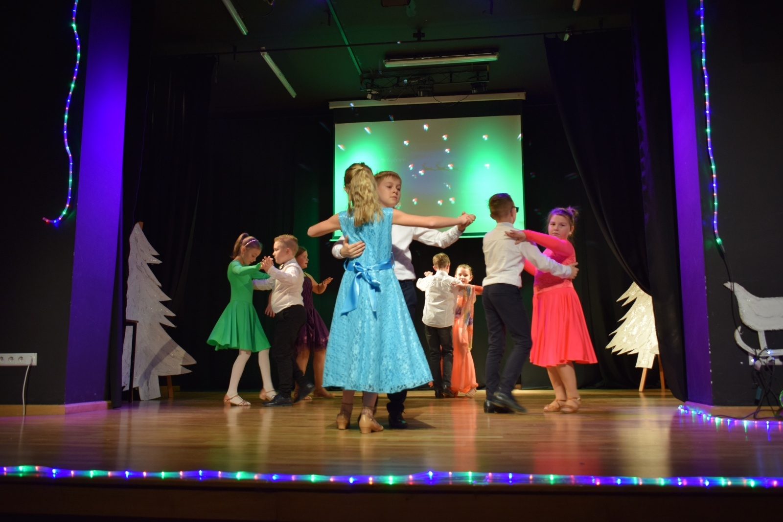 Zdjęcie w galerii na portalu naszraciborz.pl: Mikołajkowe pokazy taneczne w MDK wiadomości z regionu