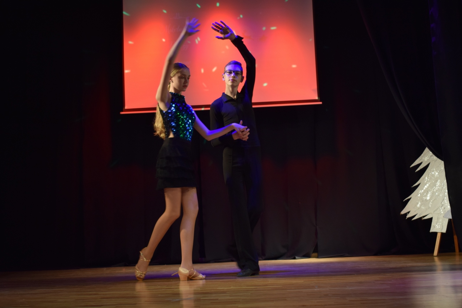 Zdjęcie w galerii na portalu naszraciborz.pl: Mikołajkowe pokazy taneczne w MDK wiadomości z regionu