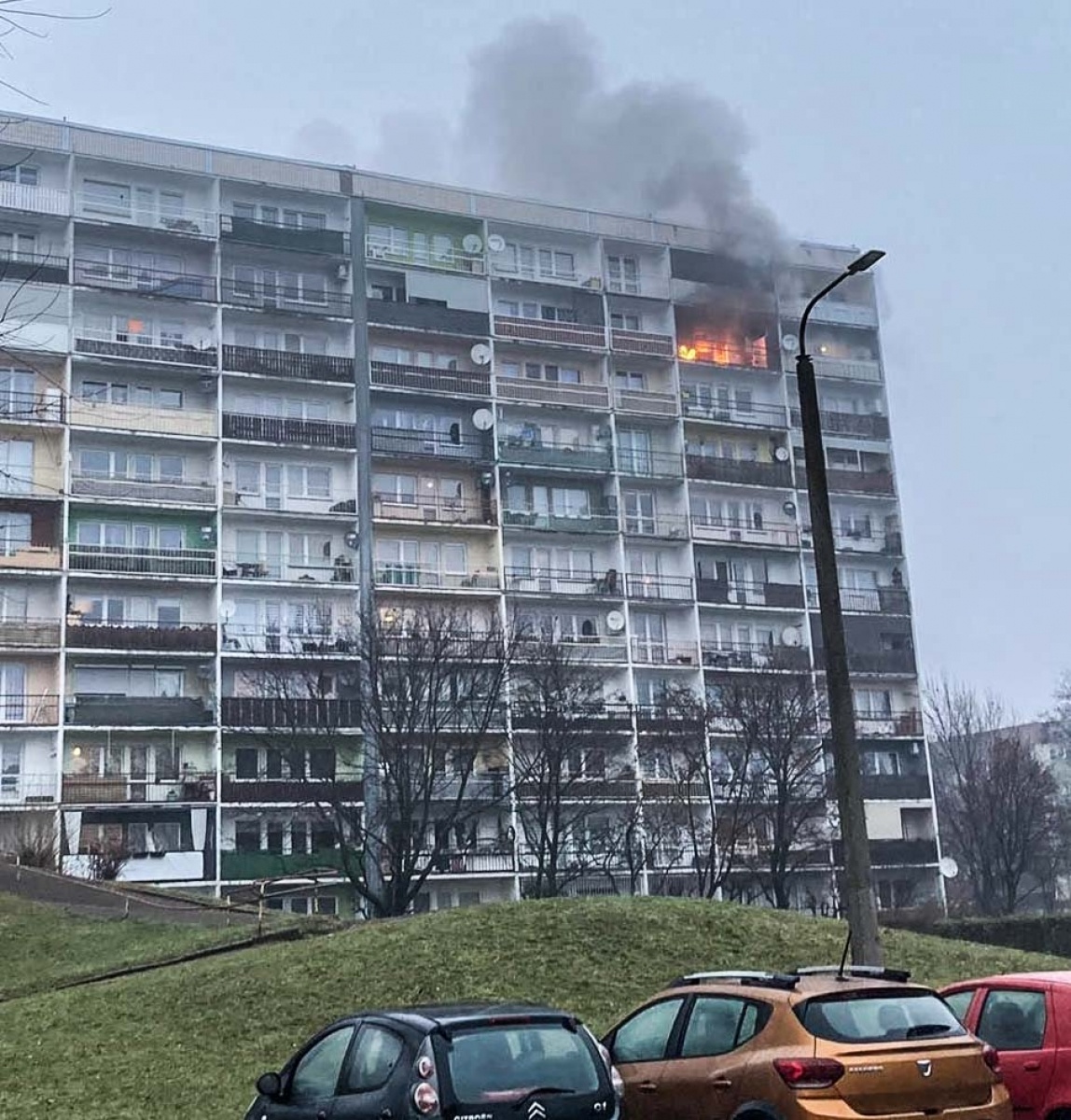 Zdjęcie w galerii na portalu naszraciborz.pl: Pożar mieszkania przy ul. Żorskiej w Raciborzu. Uratowano psa, 100 tys. zł strat [FOTO i WIDEO] wiadomości z regionu