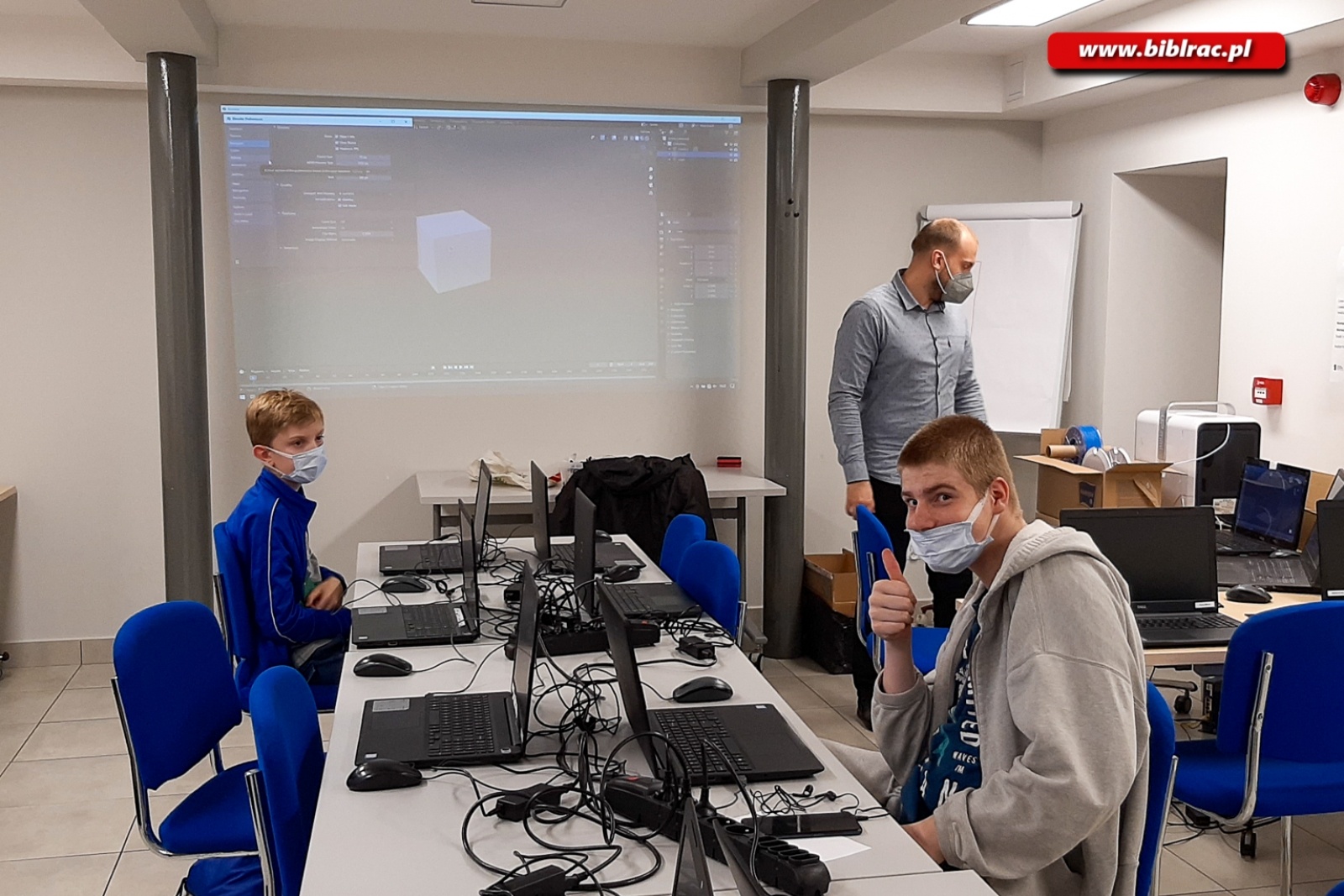 Zdjęcie w galerii na portalu naszraciborz.pl: W bibliotece młodzież szkoliła się z druku 3D i grafiki użytkowej wiadomości z regionu