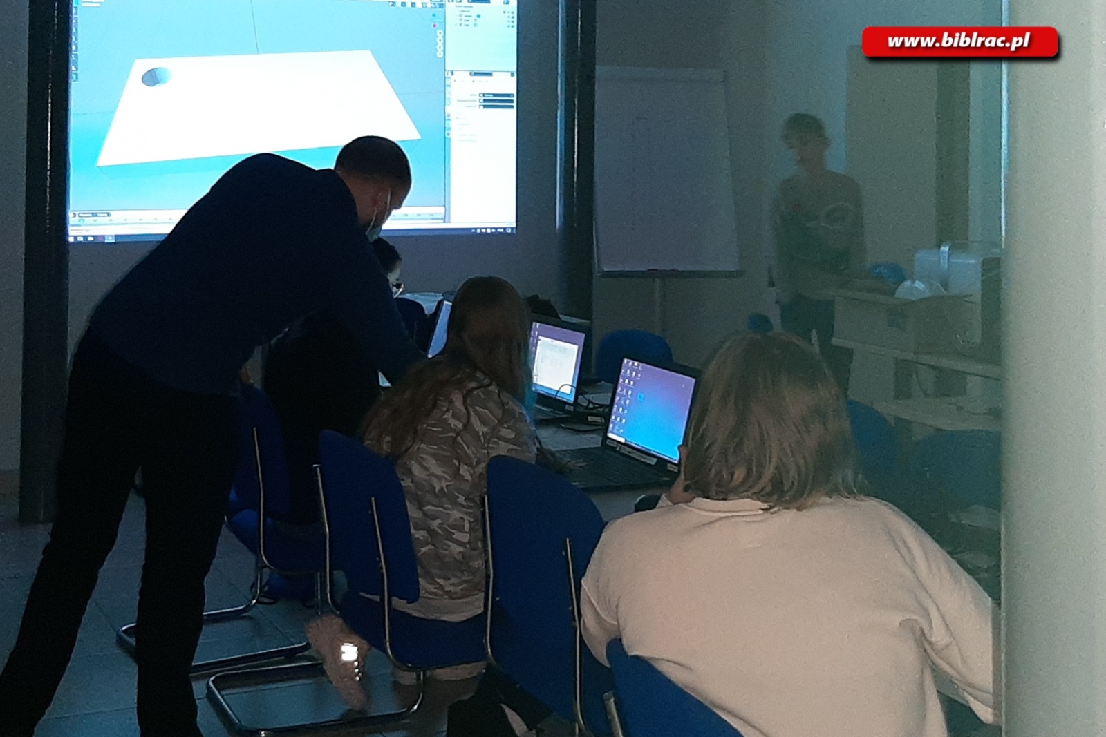 Zdjęcie w galerii na portalu naszraciborz.pl: W bibliotece młodzież szkoliła się z druku 3D i grafiki użytkowej wiadomości z regionu