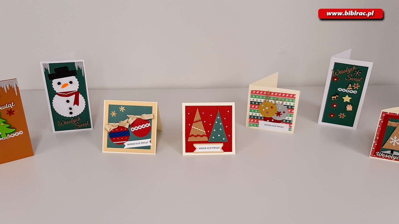 Zdjęcie w galerii na portalu naszraciborz.pl: Uczestnicy Biblioteki Bez Barier na warsztatach tworzenia kartek świątecznych wiadomości z regionu