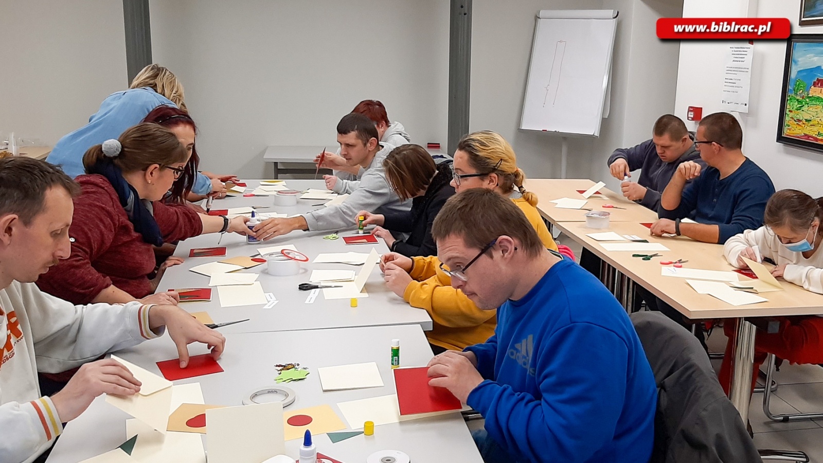 Zdjęcie w galerii na portalu naszraciborz.pl: Uczestnicy Biblioteki Bez Barier na warsztatach tworzenia kartek świątecznych wiadomości z regionu