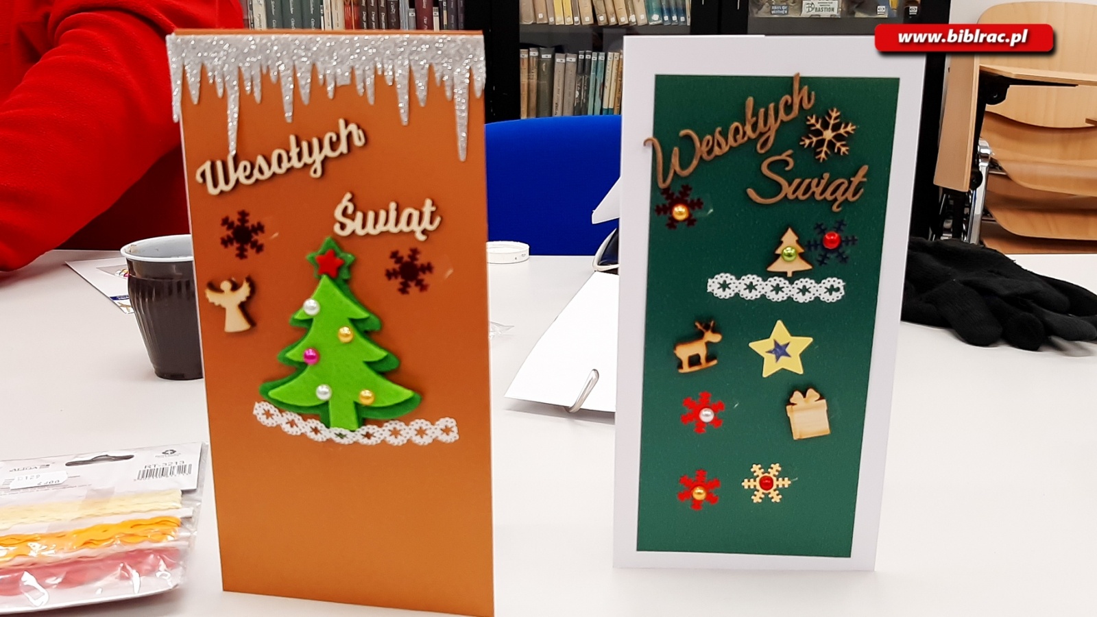 Zdjęcie w galerii na portalu naszraciborz.pl: Uczestnicy Biblioteki Bez Barier na warsztatach tworzenia kartek świątecznych wiadomości z regionu