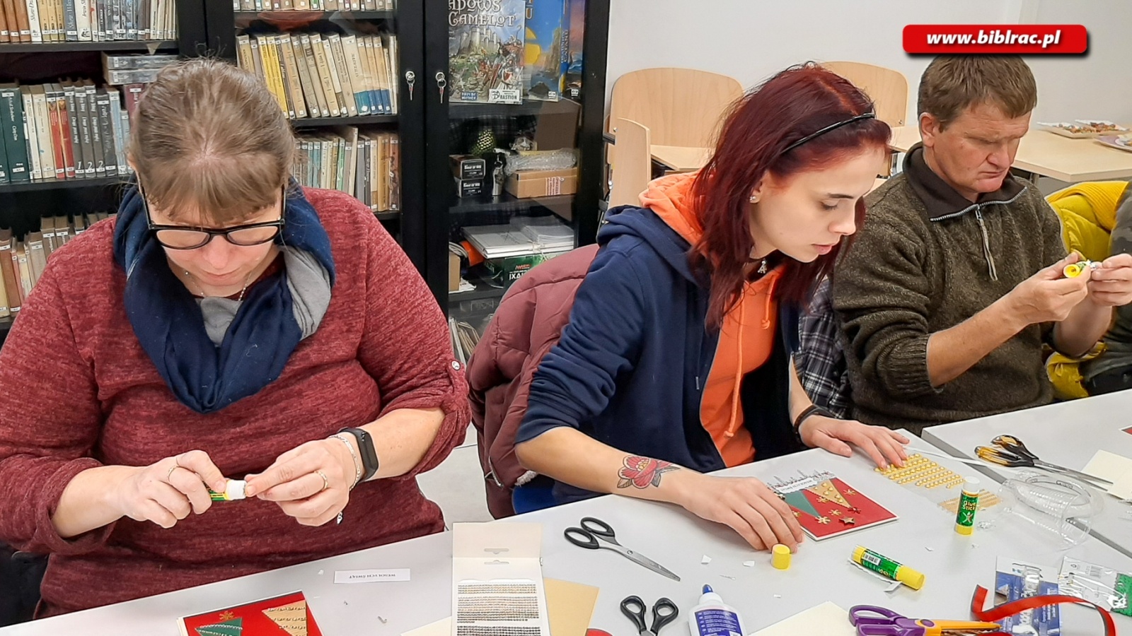 Zdjęcie w galerii na portalu naszraciborz.pl: Uczestnicy Biblioteki Bez Barier na warsztatach tworzenia kartek świątecznych wiadomości z regionu