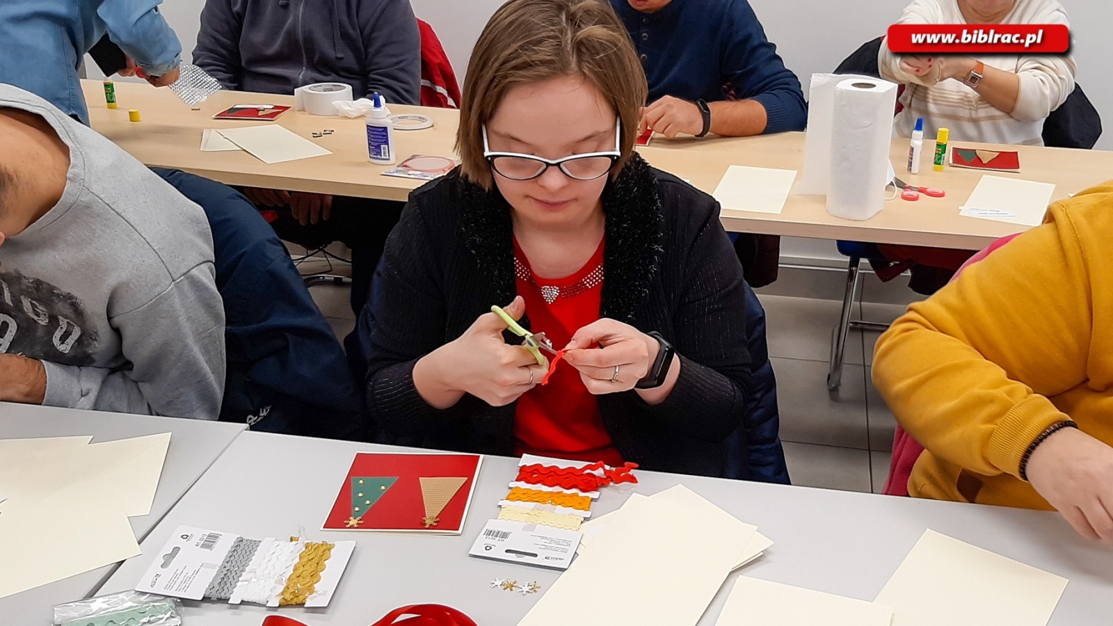 Zdjęcie w galerii na portalu naszraciborz.pl: Uczestnicy Biblioteki Bez Barier na warsztatach tworzenia kartek świątecznych wiadomości z regionu