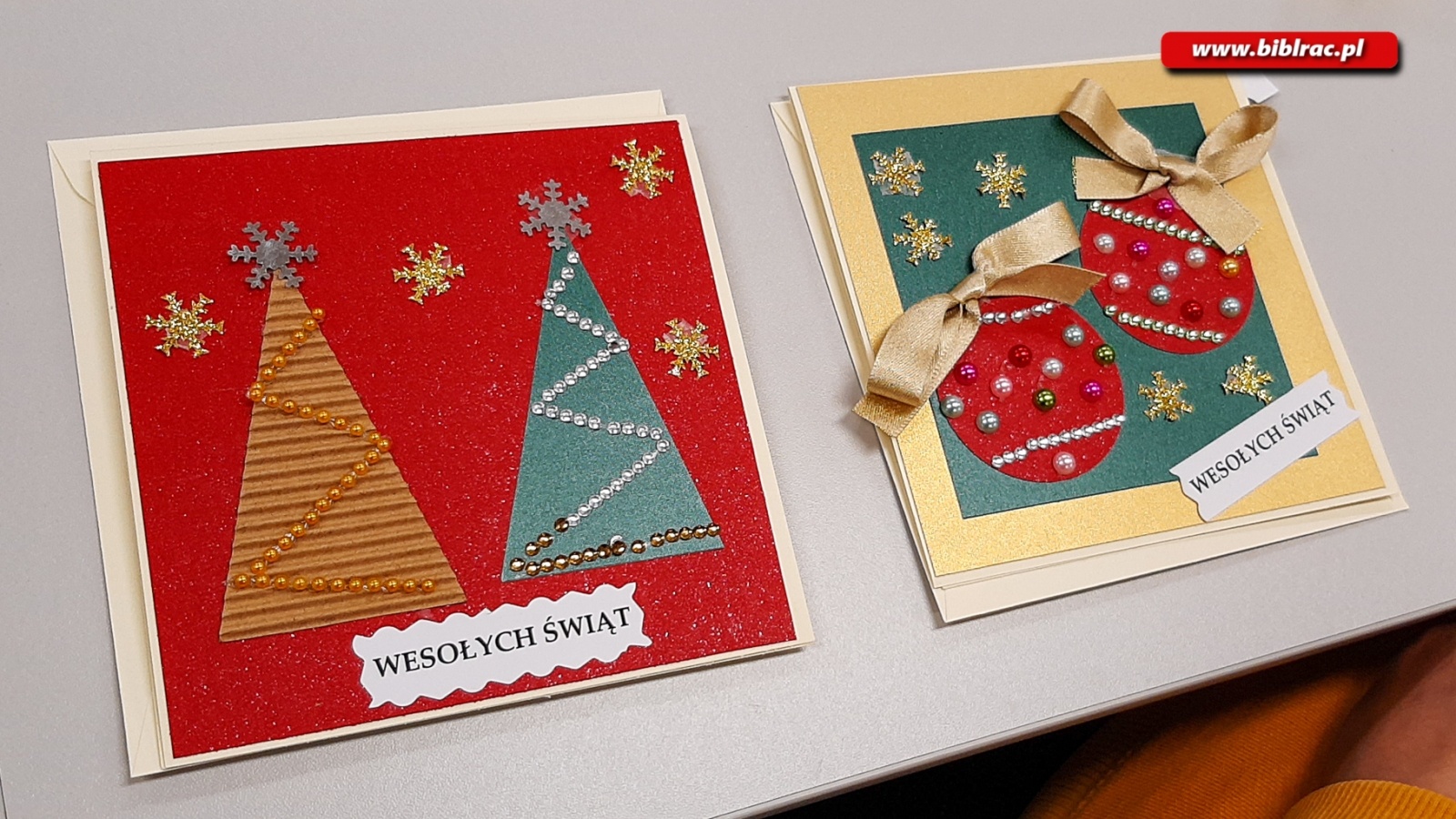 Zdjęcie w galerii na portalu naszraciborz.pl: Uczestnicy Biblioteki Bez Barier na warsztatach tworzenia kartek świątecznych wiadomości z regionu