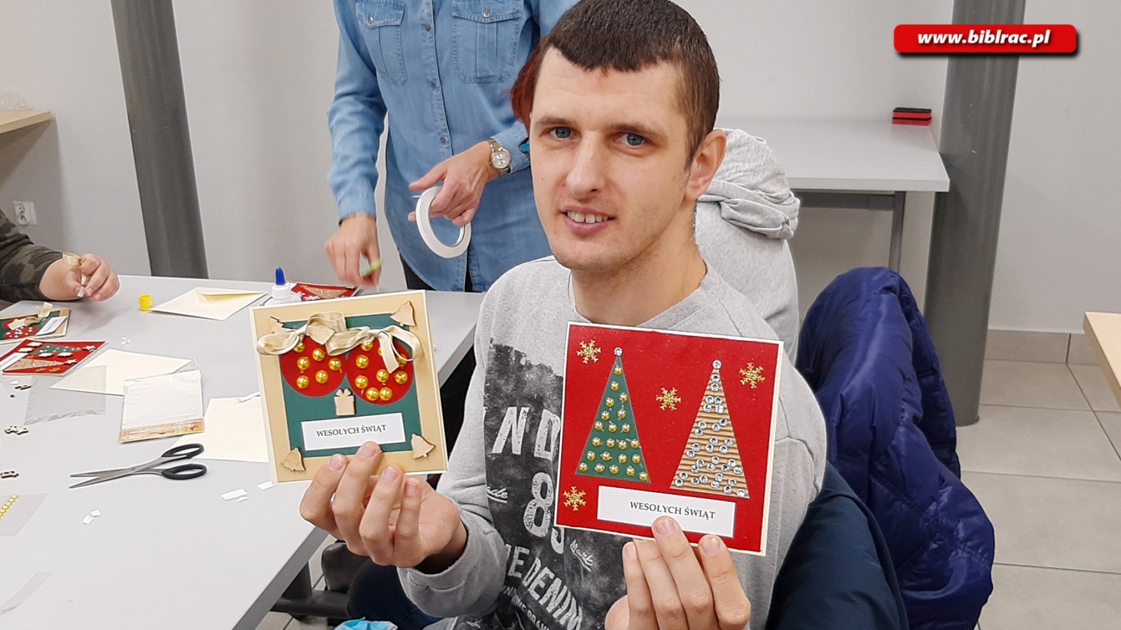 Zdjęcie w galerii na portalu naszraciborz.pl: Uczestnicy Biblioteki Bez Barier na warsztatach tworzenia kartek świątecznych wiadomości z regionu