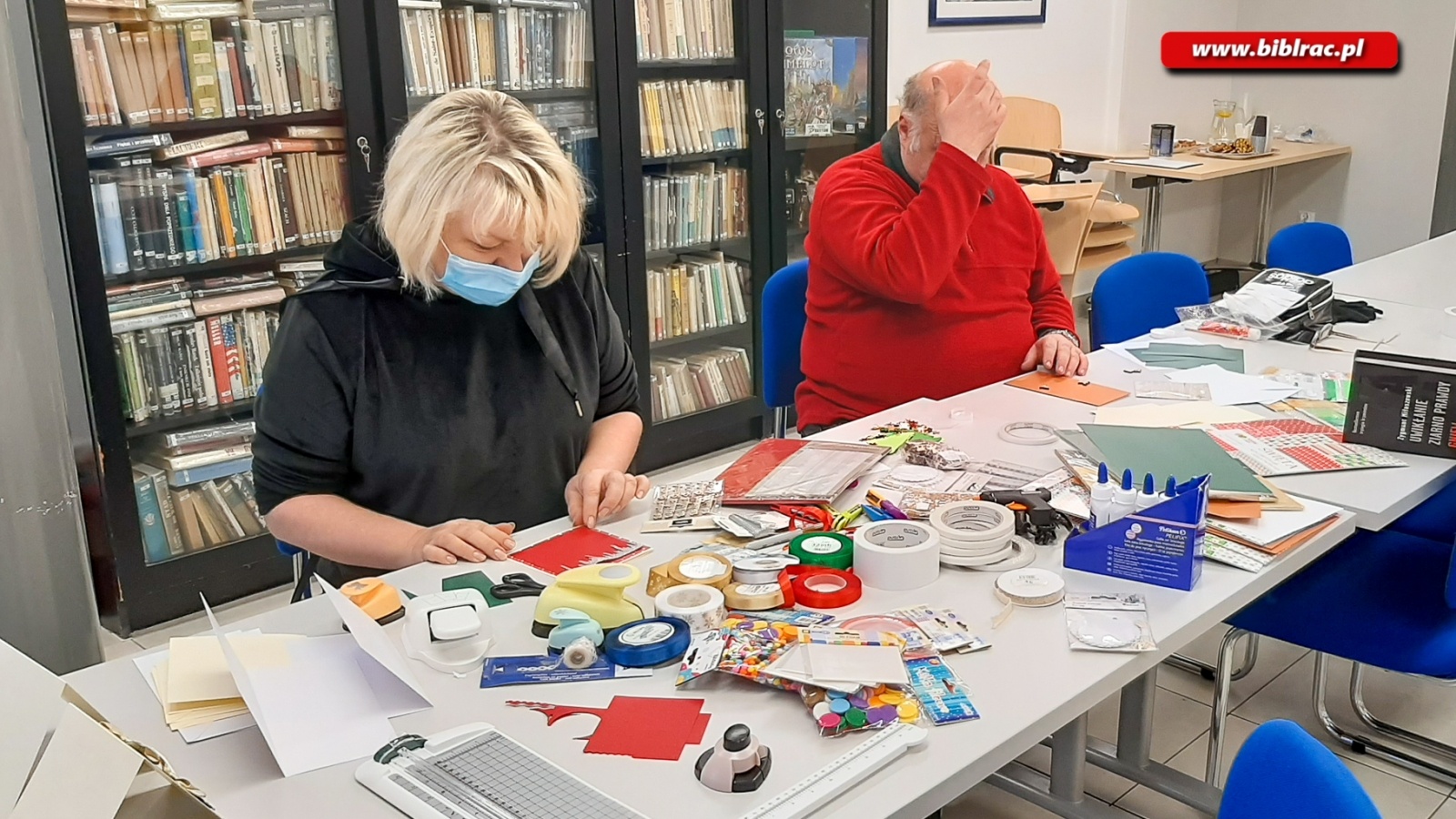 Zdjęcie w galerii na portalu naszraciborz.pl: Uczestnicy Biblioteki Bez Barier na warsztatach tworzenia kartek świątecznych wiadomości z regionu