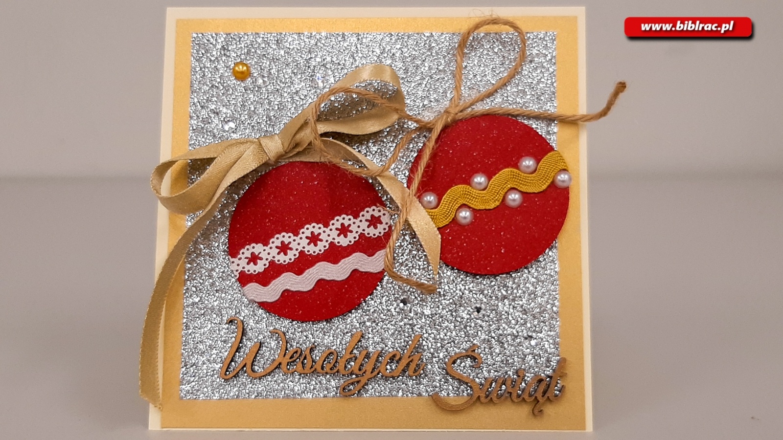 Zdjęcie w galerii na portalu naszraciborz.pl: Uczestnicy Biblioteki Bez Barier na warsztatach tworzenia kartek świątecznych wiadomości z regionu