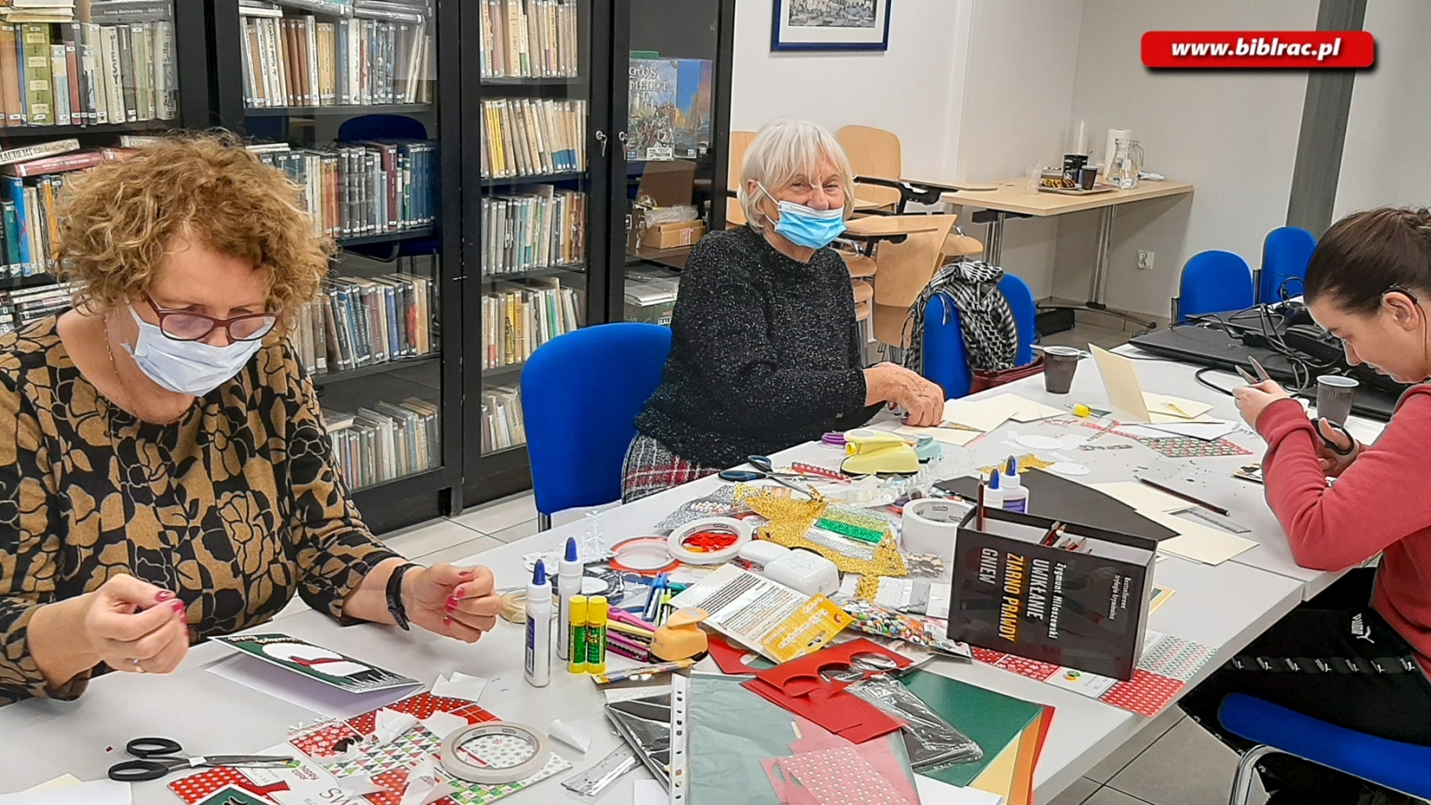 Zdjęcie w galerii na portalu naszraciborz.pl: Uczestnicy Biblioteki Bez Barier na warsztatach tworzenia kartek świątecznych wiadomości z regionu