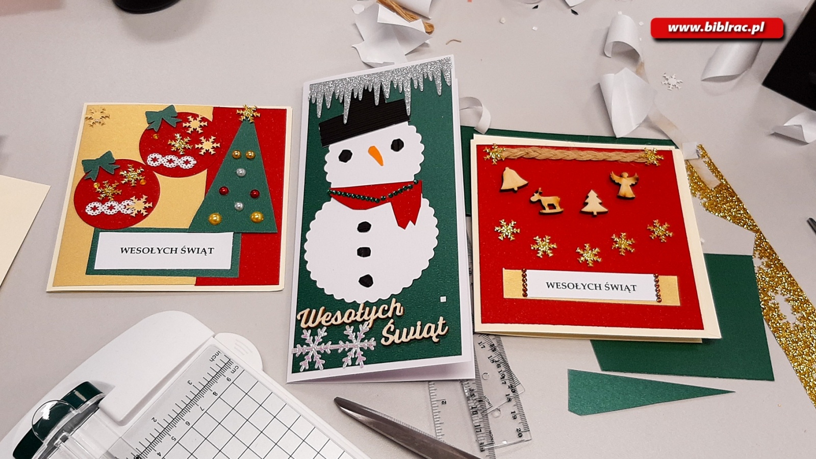 Zdjęcie w galerii na portalu naszraciborz.pl: Uczestnicy Biblioteki Bez Barier na warsztatach tworzenia kartek świątecznych wiadomości z regionu