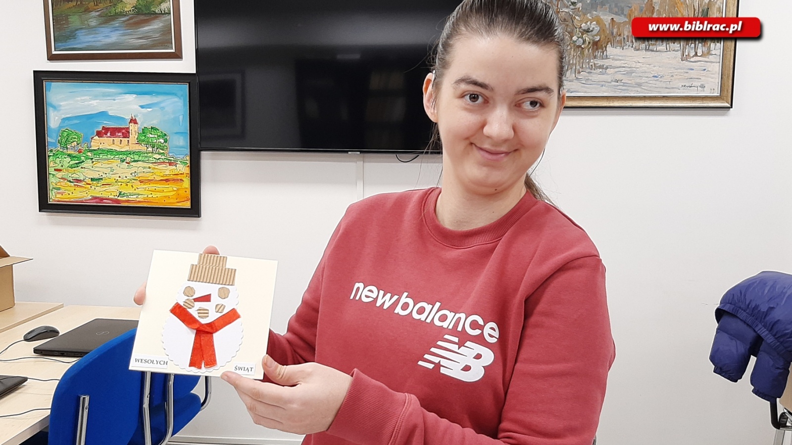 Zdjęcie w galerii na portalu naszraciborz.pl: Uczestnicy Biblioteki Bez Barier na warsztatach tworzenia kartek świątecznych wiadomości z regionu