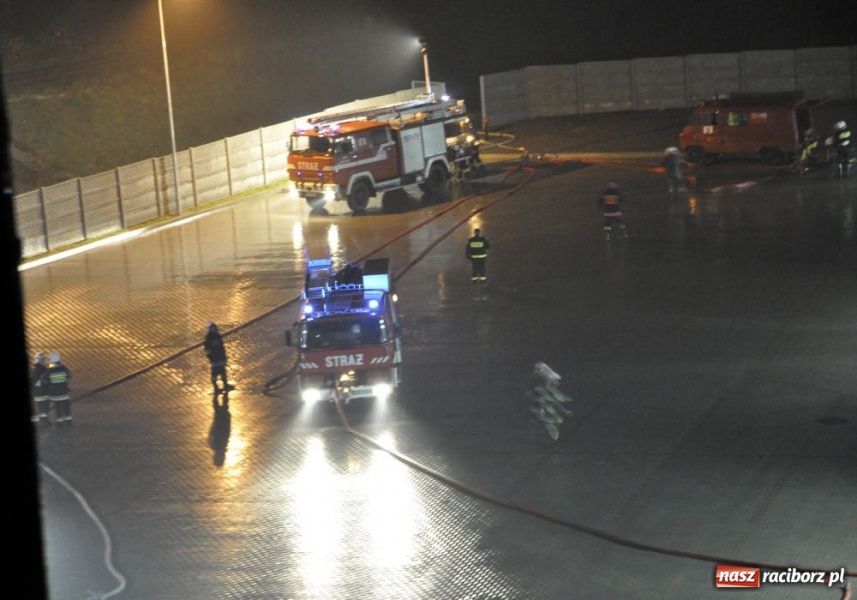 Zdjęcie w galerii na portalu naszraciborz.pl: Ćwiczenia: Pożar hali w Pietrowicach wiadomości z regionu