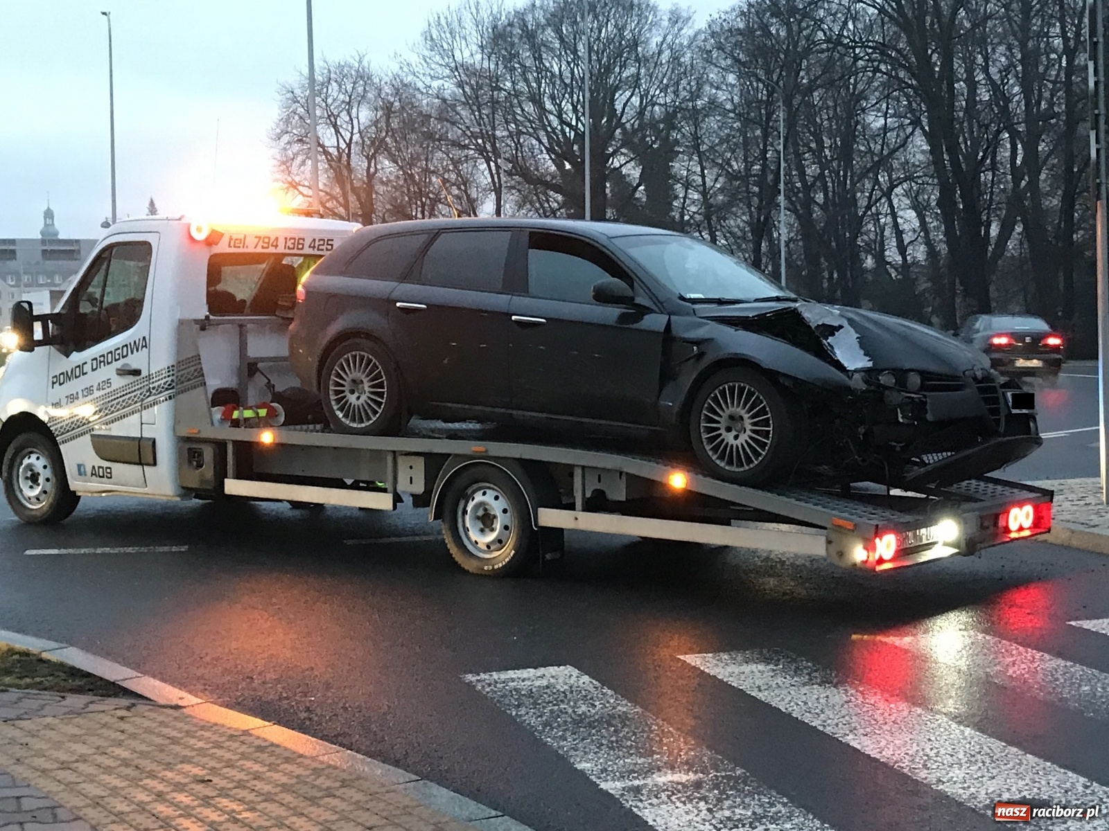 Zdjęcie w galerii na portalu naszraciborz.pl: Alfa romeo uderzyła w latarnię na rondzie przy Mechaniku wiadomości z regionu
