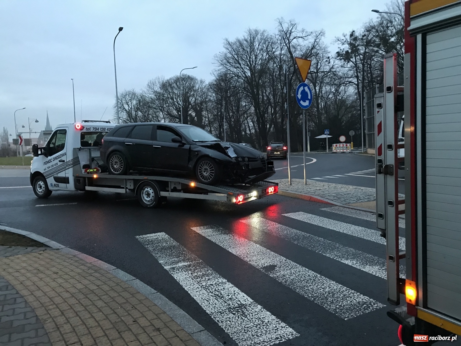 Zdjęcie w galerii na portalu naszraciborz.pl: Alfa romeo uderzyła w latarnię na rondzie przy Mechaniku wiadomości z regionu
