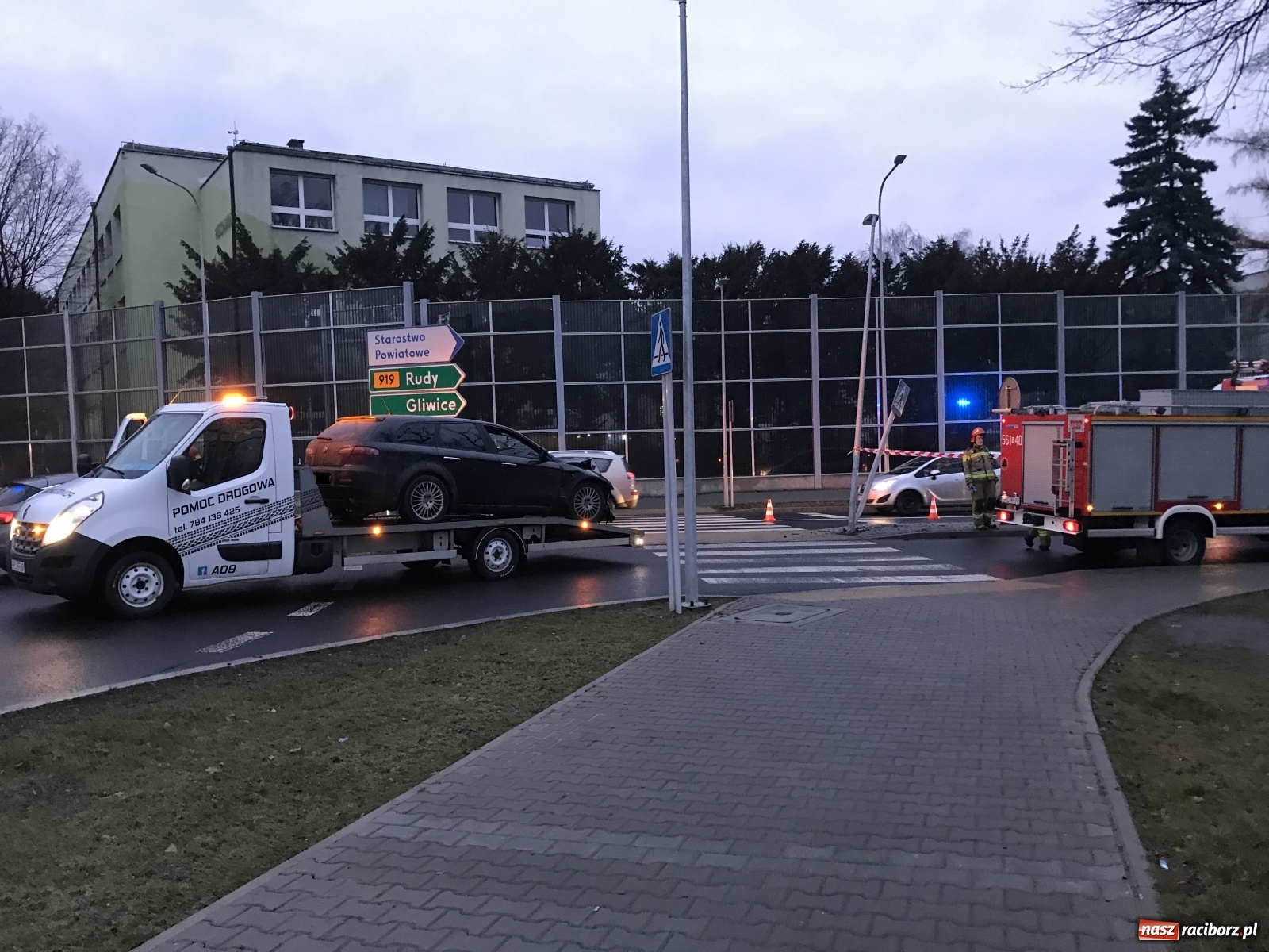 Zdjęcie w galerii na portalu naszraciborz.pl: Alfa romeo uderzyła w latarnię na rondzie przy Mechaniku wiadomości z regionu