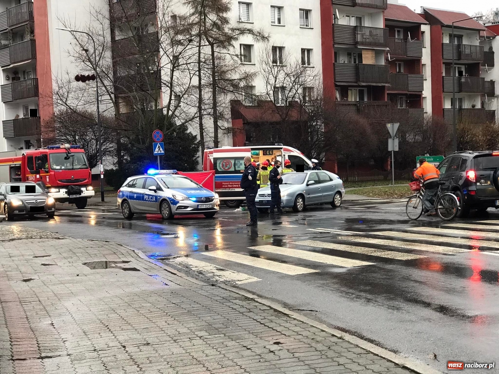 Zdjęcie w galerii na portalu naszraciborz.pl: Potrącenie rowerzysty na skrzyżowaniu Drzymały-Głowackiego wiadomości z regionu