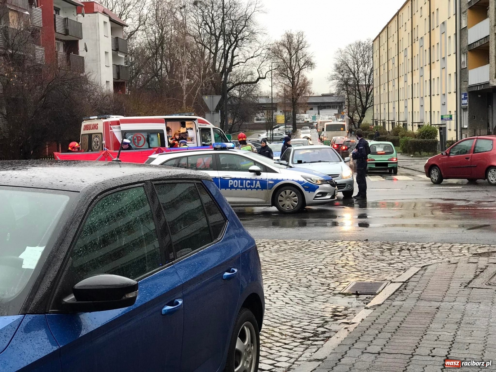 Zdjęcie w galerii na portalu naszraciborz.pl: Potrącenie rowerzysty na skrzyżowaniu Drzymały-Głowackiego wiadomości z regionu