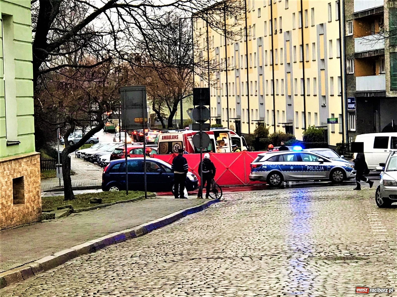 Zdjęcie w galerii na portalu naszraciborz.pl: Potrącenie rowerzysty na skrzyżowaniu Drzymały-Głowackiego wiadomości z regionu