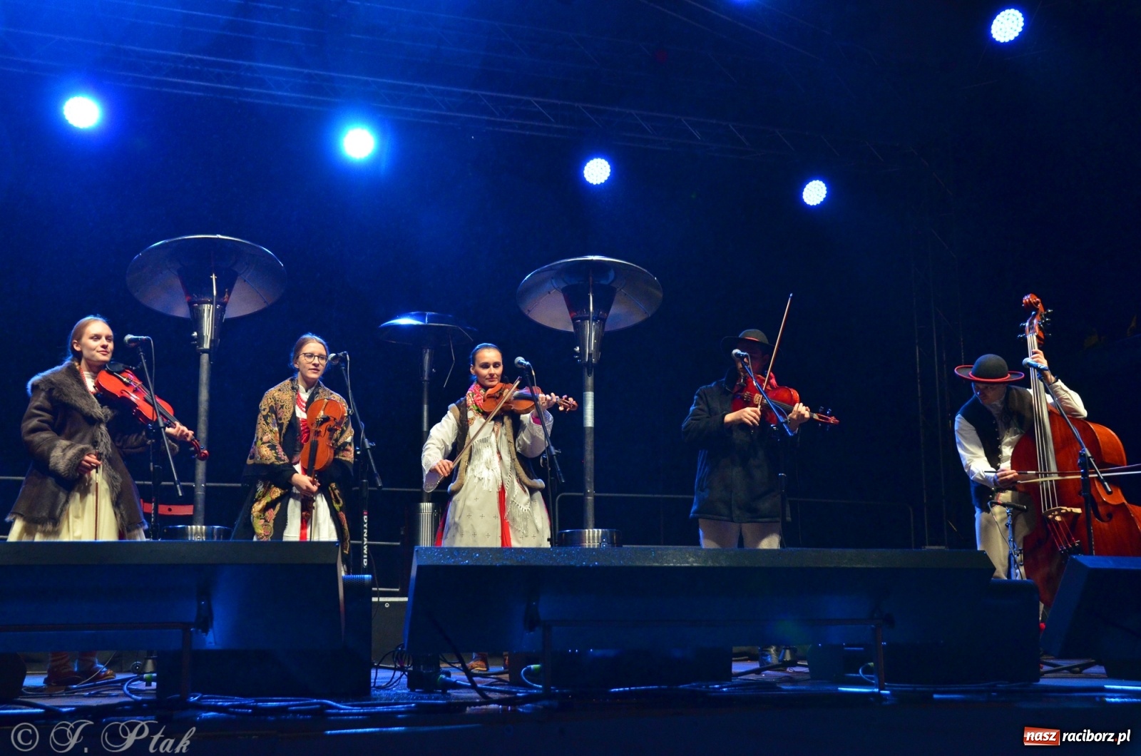 Zdjęcie w galerii na portalu naszraciborz.pl: Górale i tenorzy - szósty dzień jarmarku przy słabej frekwencji wiadomości z regionu