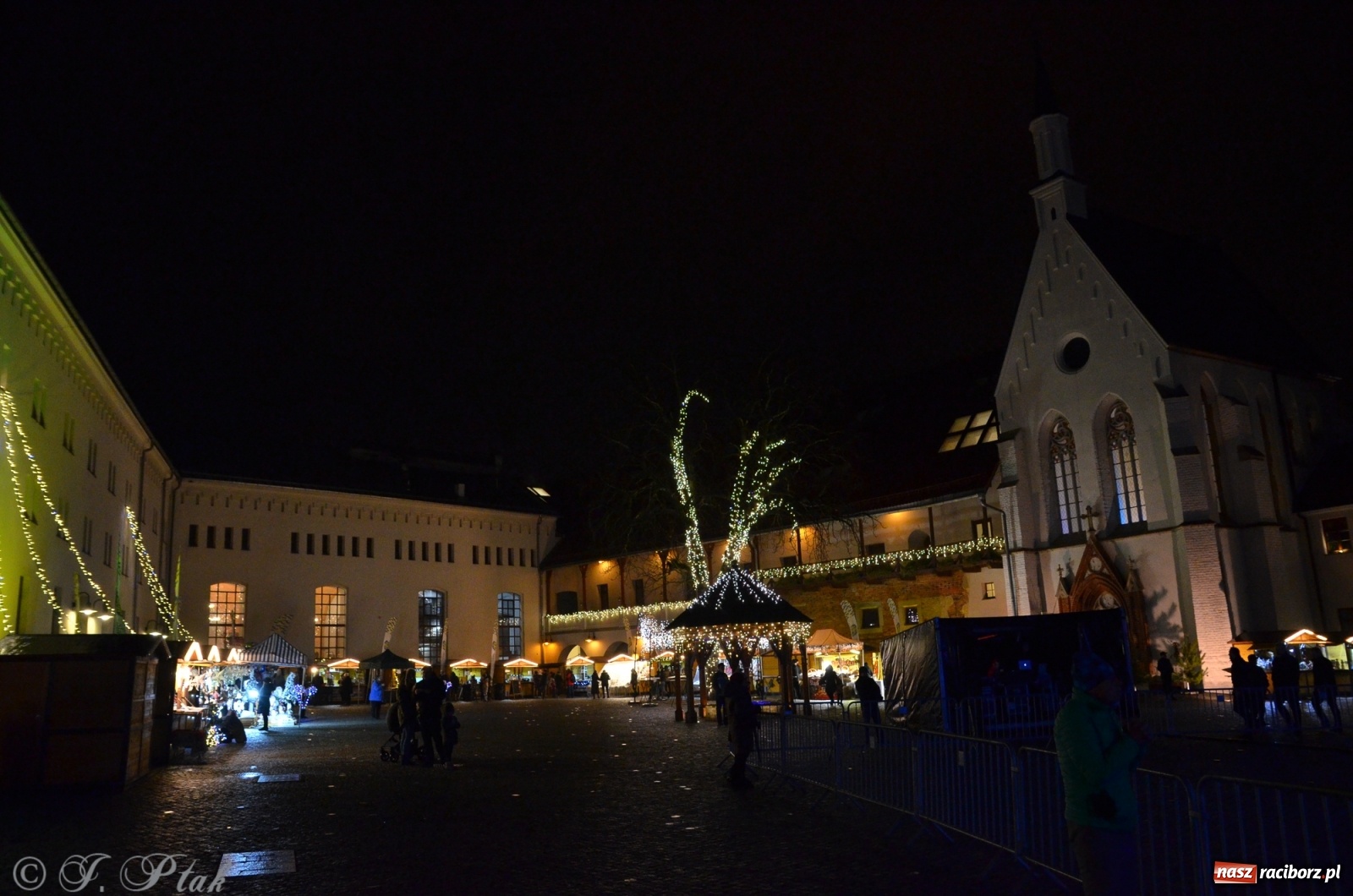 Zdjęcie w galerii na portalu naszraciborz.pl: Górale i tenorzy - szósty dzień jarmarku przy słabej frekwencji wiadomości z regionu