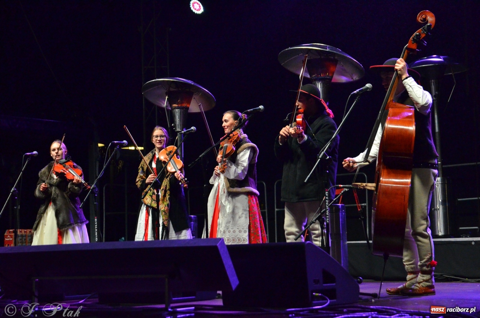 Zdjęcie w galerii na portalu naszraciborz.pl: Górale i tenorzy - szósty dzień jarmarku przy słabej frekwencji wiadomości z regionu