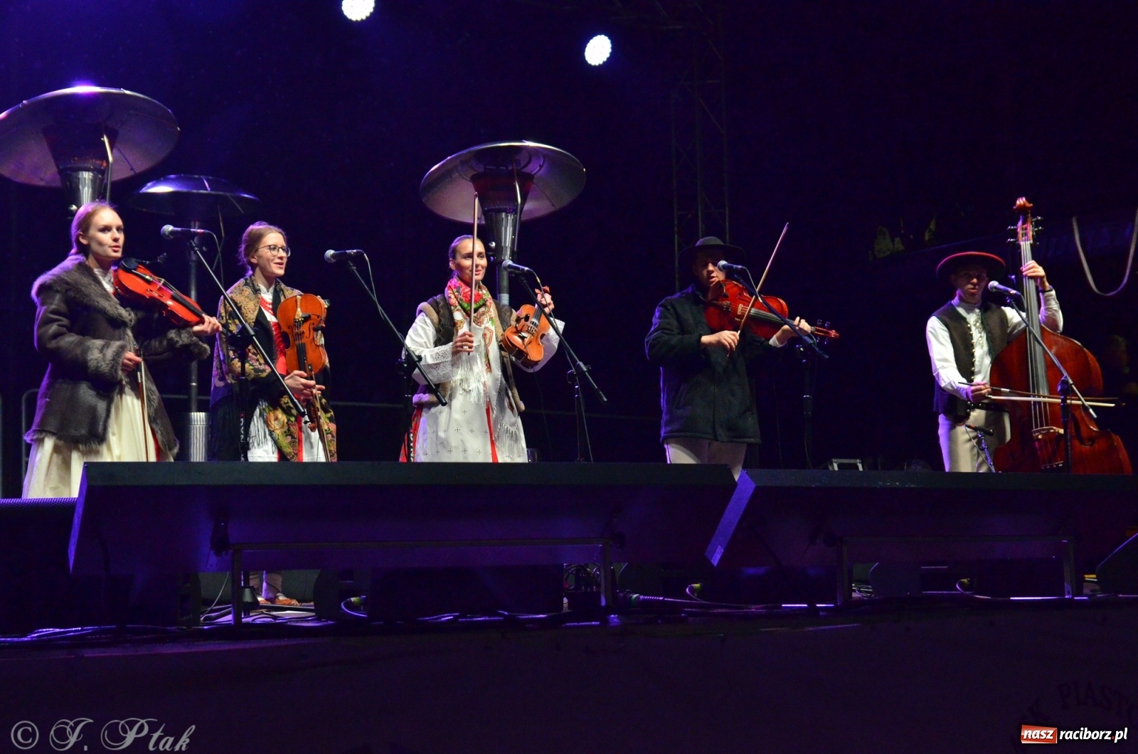 Zdjęcie w galerii na portalu naszraciborz.pl: Górale i tenorzy - szósty dzień jarmarku przy słabej frekwencji wiadomości z regionu