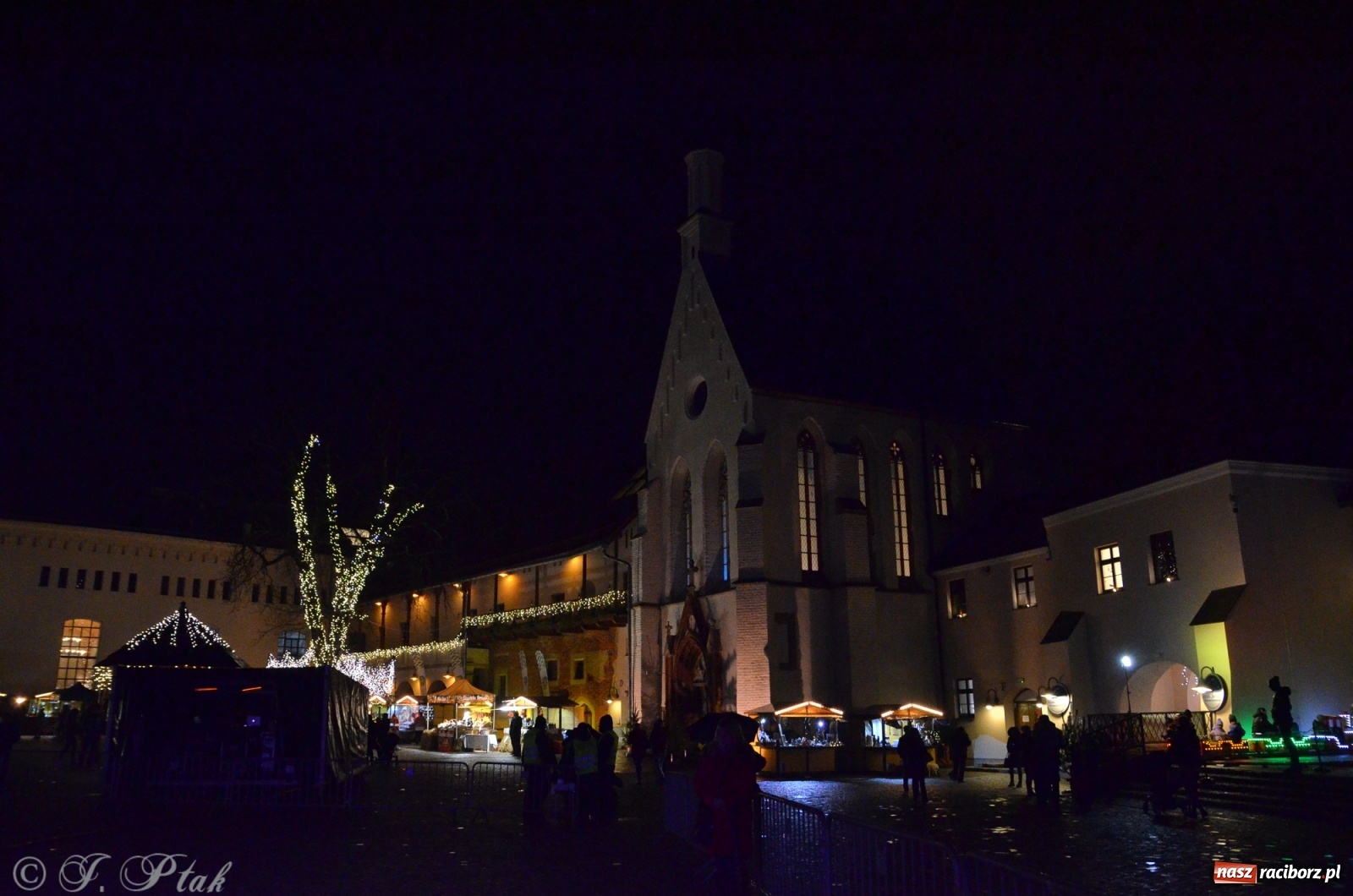 Zdjęcie w galerii na portalu naszraciborz.pl: Górale i tenorzy - szósty dzień jarmarku przy słabej frekwencji wiadomości z regionu