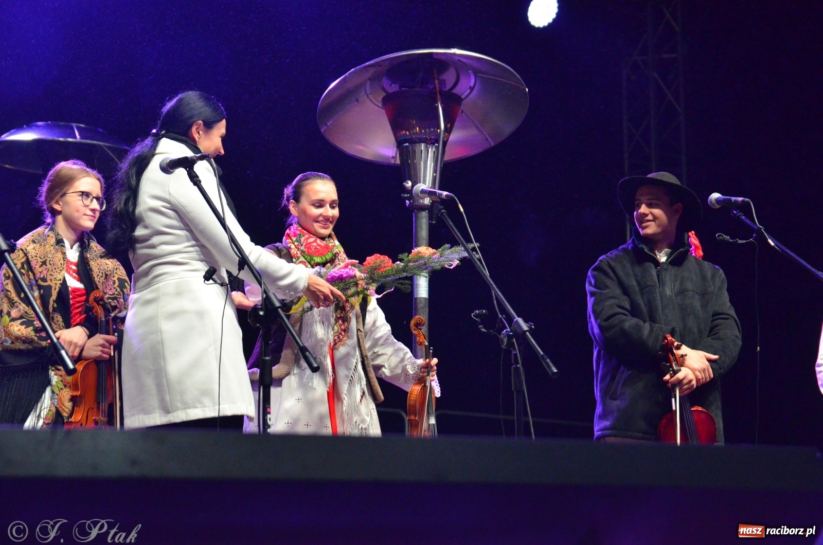 Zdjęcie w galerii na portalu naszraciborz.pl: Górale i tenorzy - szósty dzień jarmarku przy słabej frekwencji wiadomości z regionu