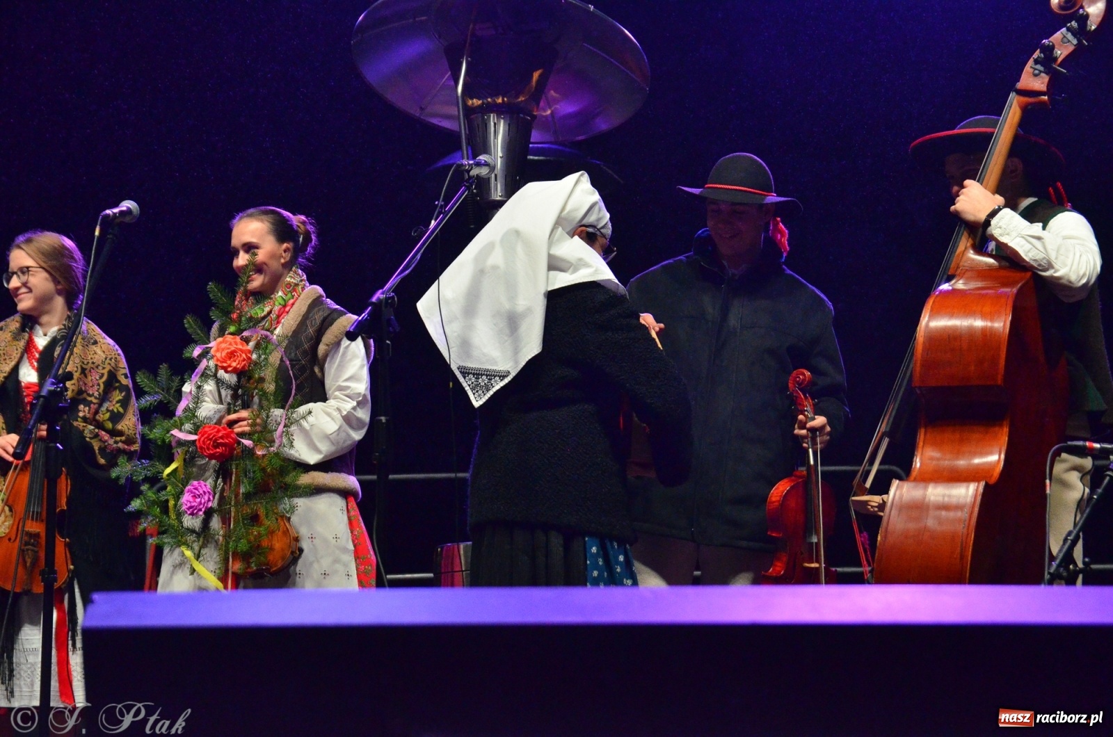 Zdjęcie w galerii na portalu naszraciborz.pl: Górale i tenorzy - szósty dzień jarmarku przy słabej frekwencji wiadomości z regionu