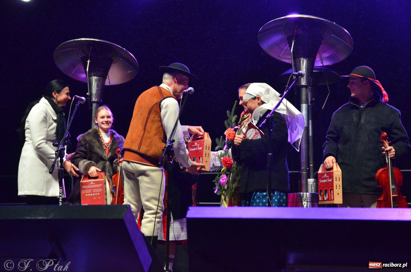 Zdjęcie w galerii na portalu naszraciborz.pl: Górale i tenorzy - szósty dzień jarmarku przy słabej frekwencji wiadomości z regionu