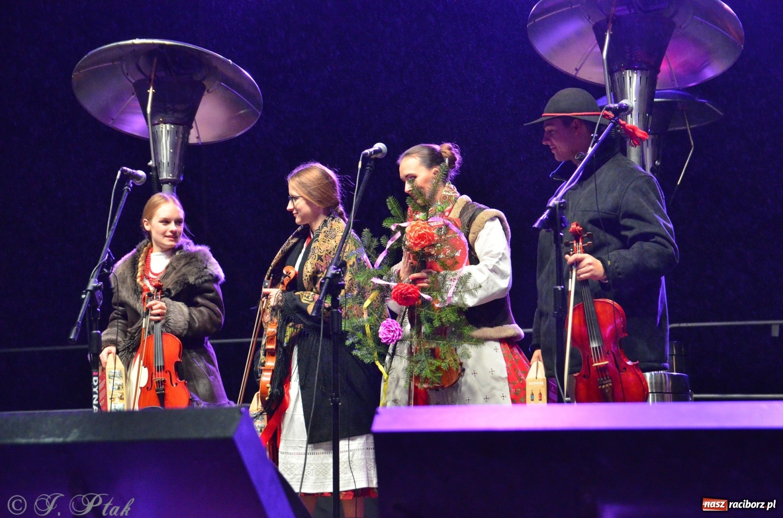 Zdjęcie w galerii na portalu naszraciborz.pl: Górale i tenorzy - szósty dzień jarmarku przy słabej frekwencji wiadomości z regionu