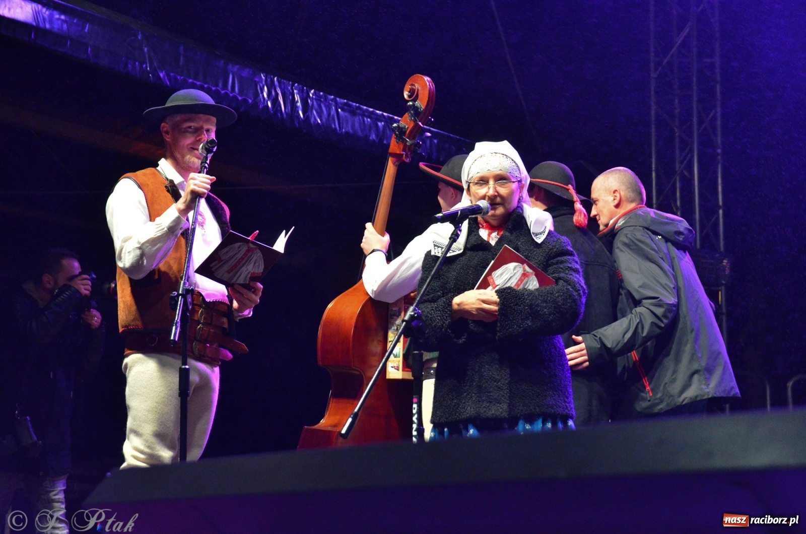 Zdjęcie w galerii na portalu naszraciborz.pl: Górale i tenorzy - szósty dzień jarmarku przy słabej frekwencji wiadomości z regionu