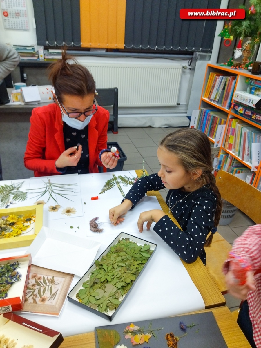 Zdjęcie w galerii na portalu naszraciborz.pl: Świąteczne warsztaty dla dzieci w bibliotece w Markowicach wiadomości z regionu