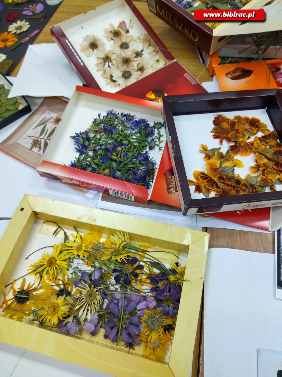 Zdjęcie w galerii na portalu naszraciborz.pl: Świąteczne warsztaty dla dzieci w bibliotece w Markowicach wiadomości z regionu