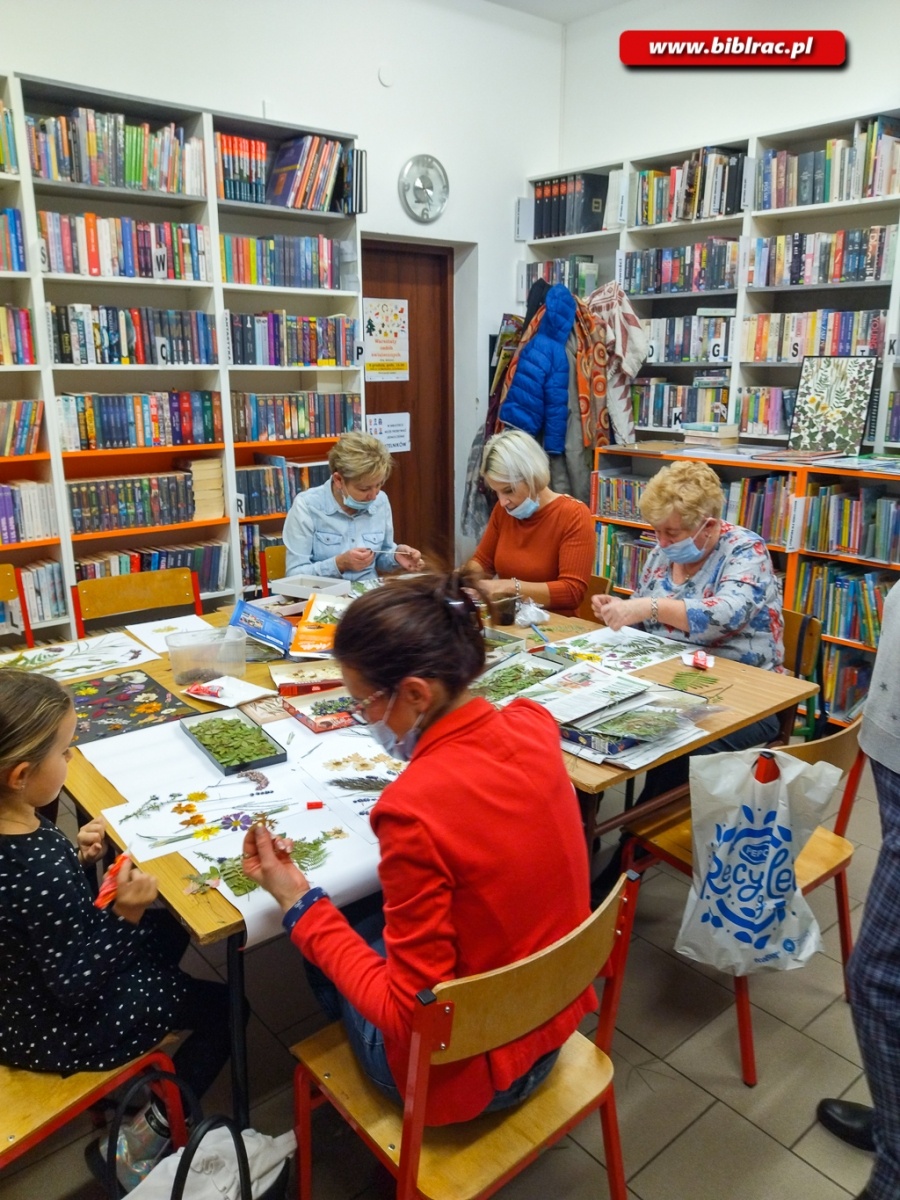 Zdjęcie w galerii na portalu naszraciborz.pl: Świąteczne warsztaty dla dzieci w bibliotece w Markowicach wiadomości z regionu